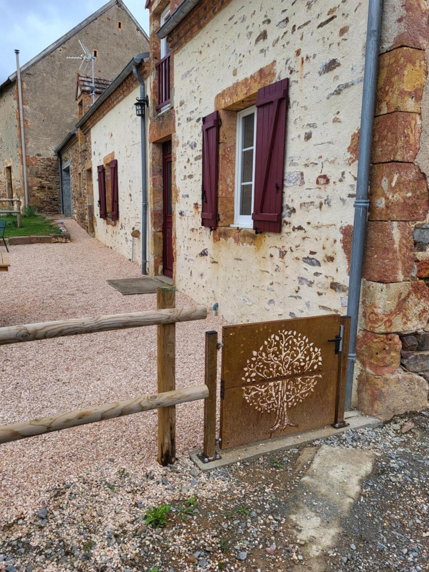 Gite Au Centre De La France Vesdun Exterior photo